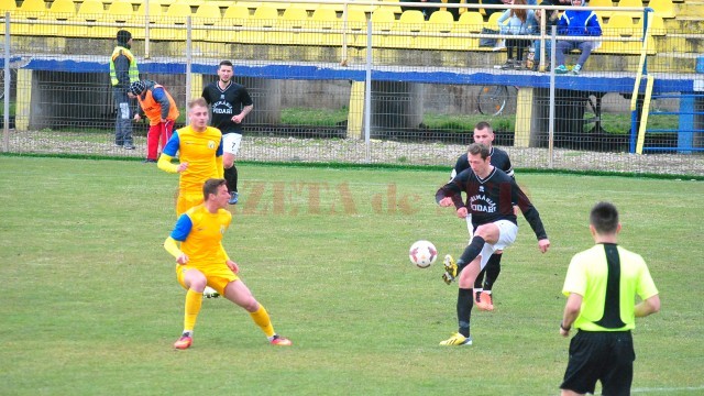 Eugen Rioşanu (la minge) şi colegii săi au făcut un meci bun la Afumaţi (foto: fcpodari.ro)