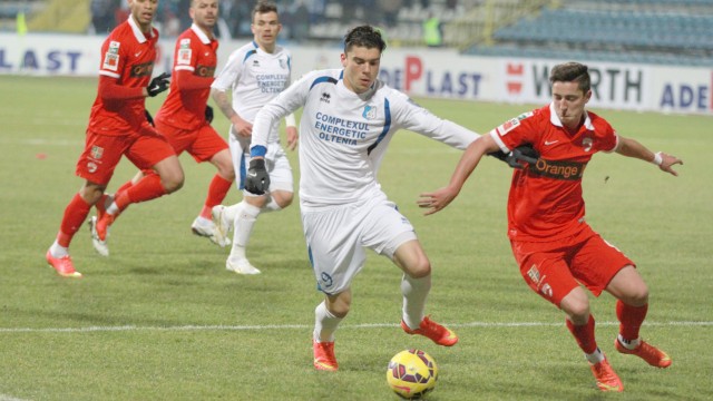 Mihai Roman (la minge) va da din nou piept cu defensiva câinilor (Foto: panduriics.ro)