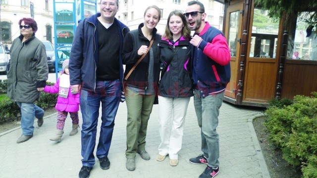 Destiny Chearino şi Shannon Pereira au vizitat oraşul avându-i ca ghizi pe profesorul Andrei Tohăneanu (stânga) și Liviu Stan, preşedinte executiv al Asociației Județene de Box Dolj (Foto: Daniela Mitroi-Ochea)