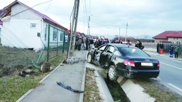 Autoturismul implicat în accidentul de la Bârseşti (Foto: Eugen Măruţă)