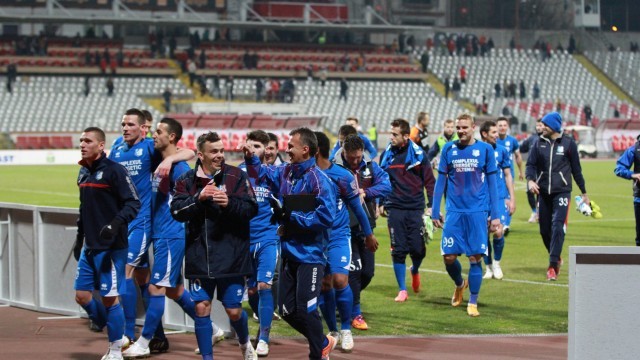 Nistor și colegii săi au sărbătorit alături de suporteri calificarea în finala Cupei Ligii (foto: panduriics.ro)