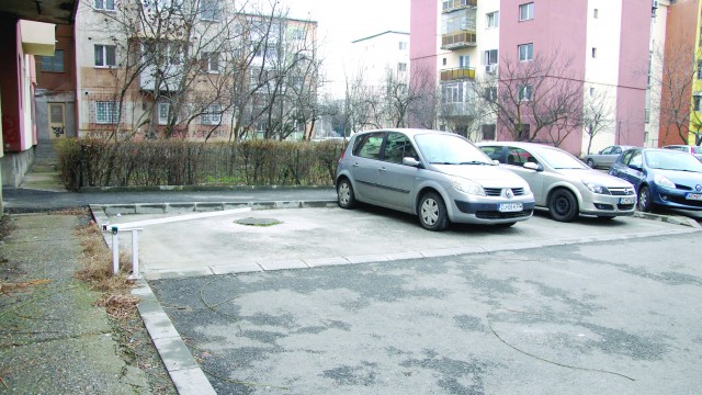 Un craiovean și-a instalat o barieră cu lacăt în fața locului de parcare de pe domeniul public (Foto: Claudiu Tudor)