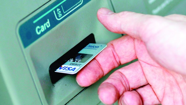 Băncile vă taxează mai mult dacă utilizați cash decât dacă faceți plăți în sistem electronic (FOTO: economica.net)