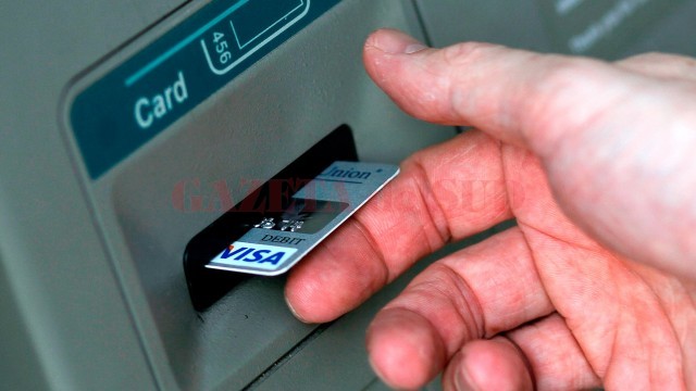 Băncile trebuie să afișeze la bancomate toate comisioanele percepute utilizatorilor de carduri (Foto: economica.net)