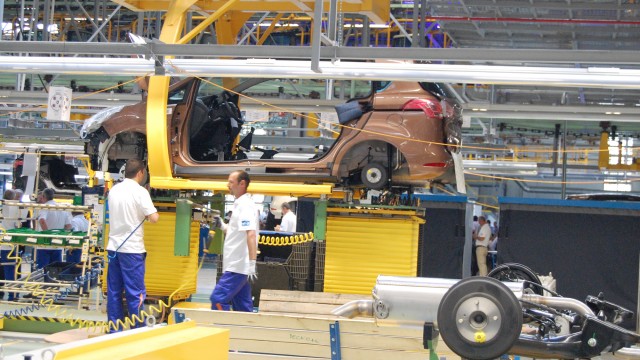 Linia de producție de la Ford a fost modificată recent, iar personalul a fost redimensionat, pentru a permite diminuarea volumului zilnic de producție la Craiova. În loc de 365 de  vehicule pe zi, se fabrică 250 sau chiar și mai puține uneori, potrivit unor surse din fabrică. (FOTO: arhiva GdS)