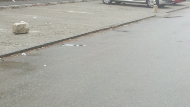 Pe strada Henri Coandă, șoferii își „rezervă“ locurile de parcare cu cărămizi din BCA (foto cititor GdS)