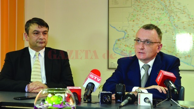 Ministrul educaţiei, Sorin Câmpeanu (dreapta), a anunţat vineri la Craiova că săptămâna viitoare vor fi organizate noi concursuri pentru funcţia de inspector şcolar general în toată ţara. Georgică Bercea, actualul inspector şcolar general în Dolj cu delegaţie, este unul dintre candidaţi. (Foto: GdS)