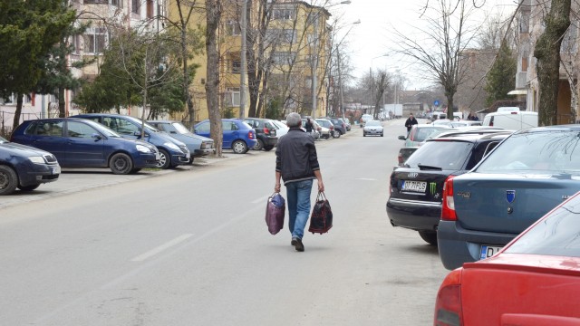 Un cititor GdS spune că pe mai multe străzi din cartierul 1 Mai craiovenii sunt obligați să meargă pe stradă, pentru că trotuarele sunt ocupate de mașini.