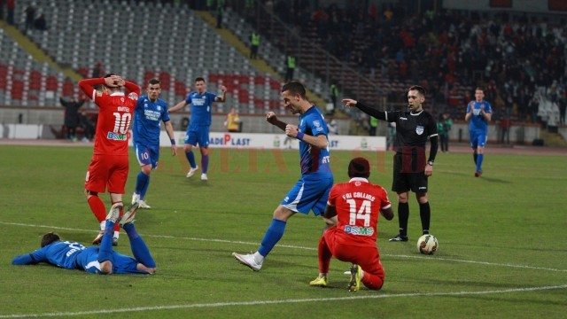 Gorjenii (albastru) au beneficiat de un arbitraj corect din partea craioveanului Găman în returul cu Dinamo (foto: panduriics.ro)