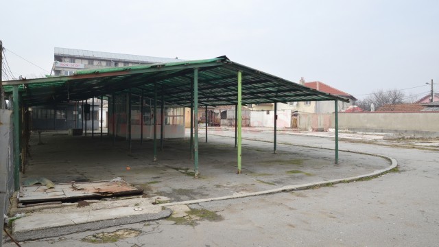 Pe terenul rămas liber vizavi de Spitalul de Urgență Craiova ar urma să fie ridicată o piață agroalimentară cu etaj. Un singur ofertant s-a arătat interesat să concesioneze terenul pentru a construi această piață. (FOTO: GdS)