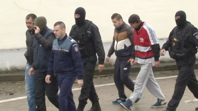 Cei reţinuţi au fost audiaţi de procurorii din Târgu Cărbuneşti (FOTO: Eugen Măruţă)