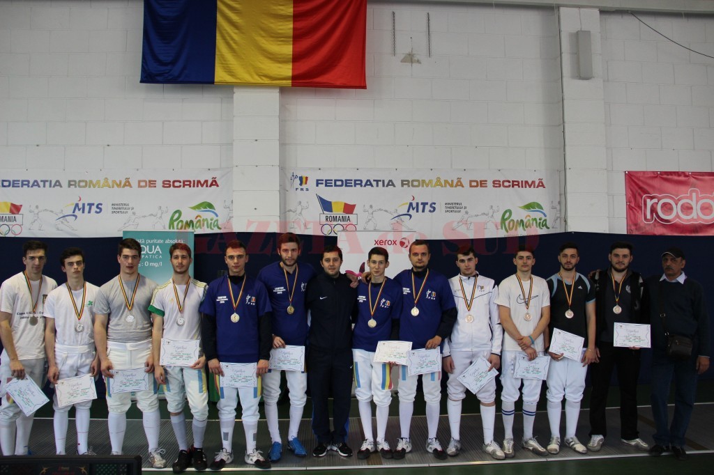 Spadasinii de la CS Universitatea Craiova au obținut titlul național, iar cei de la CSM Craiova (în dreapta) au urcat pe a treia treaptă a podiumului (foto: frscrimă)