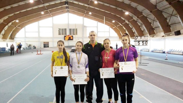 Componentele echipei de ştafetă de la Trişcu, aici alături de antrenorul Nicuşor Bugiulescu, au obţinut medalia de argint 