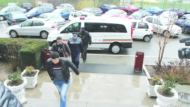 Poliţiştii au ridicat pentru cercetări 28 de persoane acuzate că au furat sau comercializat combustibilul sustras din conductele Petrofac (Foto: Eugen Măruţă)
