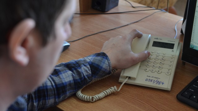 Telefonul Cetățeanului - 0251.984 - stă la dispoziția cetățenilor 24 de ore din 24. Sesizările oamenilor sunt introduse într-un tabel, transmise mai departe regiilor competente sau Poliției Locale, dar și către cabinetul primarului Craiovei. (Foto: Lucian Anghel)