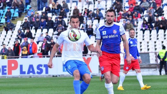 Thaer Bawab (la minge) a fost decisiv în meciul de la Galaţi (foto: csuc.ro)