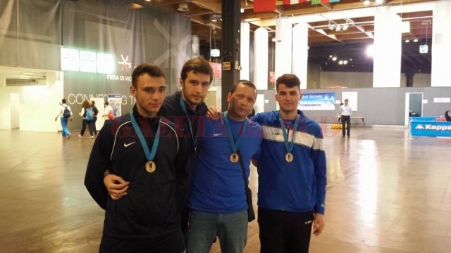 Cei patru craioveni care au contribuit la medalia de bronz: cei trei spadasini  şi antrenorul Radu Podeanu