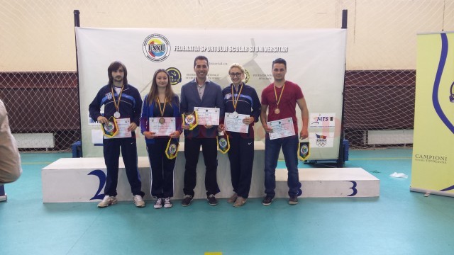 Sportivii pregătiţi de Geri Mitroi (în centru) au cucerit cinci medalii la compeţia rezervată studenţilor