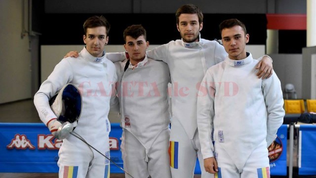 Alexandru Dabija (stânga), Tatian Bolboceanu, Ionuț Trandafirescu și Mario Perșu au obținut medalia de bronz în Italia (foto: FR Scrimă)
