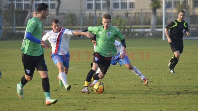 Alex Gârbiță (la minge) traversează o formă sportivă foarte bună (foto: Alexandru Vîrtosu)