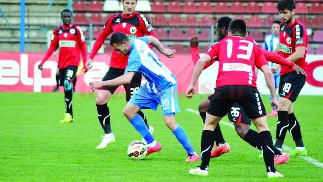 Thaer Bawab (la minge) a deschis drumul CS Universitatea Craiova spre o victorie cu „şepcile roşii“ pentru locul trei în urma unor driblinguri năucitoare, finalizate în stil de mare fotbalist (Foto: Alexandru Vîrtosu)