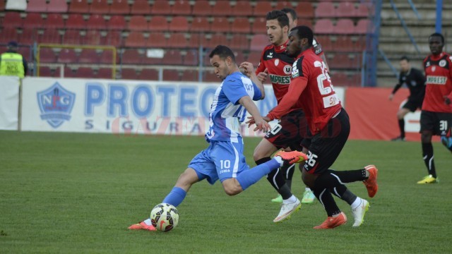 Thaer Bawab (la minge) a şutat fără speranţe pentru Veselovski, deschizând scorul în meciul cu Universitatea Cluj (foto: Alexandru Vîrtosu)