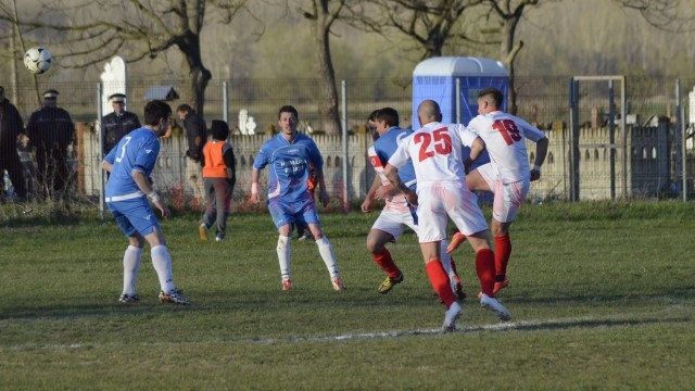 Arădeanul Ciprian Rus (nr. 19) a marcat un gol norocos la Braloştinţa, spre dezamăgirea filieşenilor (foto: Alexandru Vîrtosu) 