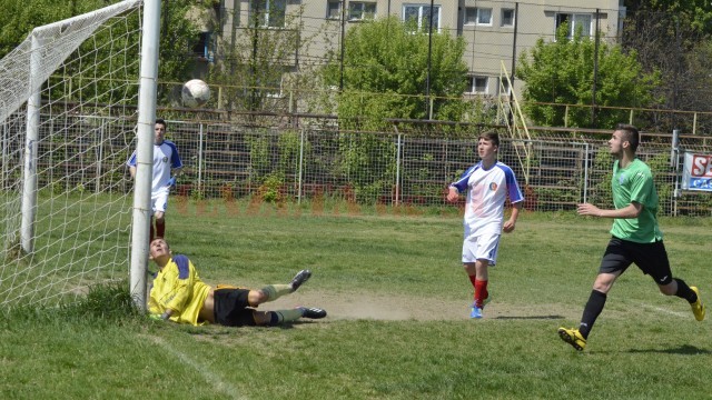 Sergiu Jurj (tricou verde) și colegii săi de la CS Universitatea Craiova țintesc participarea în faza semifinală (foto: Alexandru Vîrtosu)