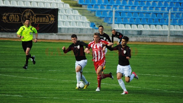 Fosta echipă a lui Nicușor Bancu (în roșu) ar putea să dispară din „peisajul” fotbalului românesc (foto: Alexandru Vîrtosu) 