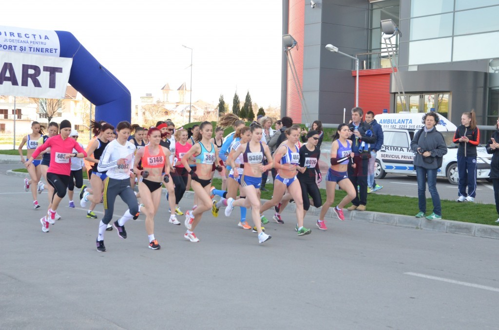 În cursa feminină au luat startul 25 de alergătoare (foto: Lucian Anghel)