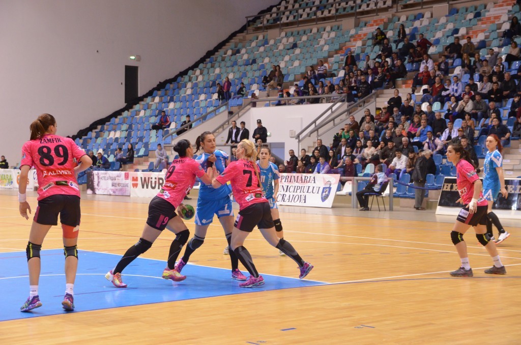 Mădălina Zamfirescu (în albastru) și colegele sale vor întâlni HCM Roman în prima fază din play-off (foto: Lucian Anghel)