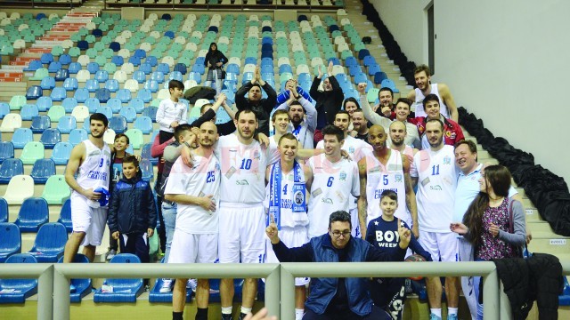 Deşi au încheiat campionatul pe locul 11, baschetbaliştii craioveni au cântat şi au dansat cu fanii de parca ar fi cucerit un trofeu (Foto: Claudiu Tudor)