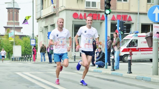 În absenţa lui Marius Ionescu (stânga), Marius Buşcă (dreapta) şi ceilalţi alergători craioveni vor încerca să urce pe podium (foto: arhiva GdS)