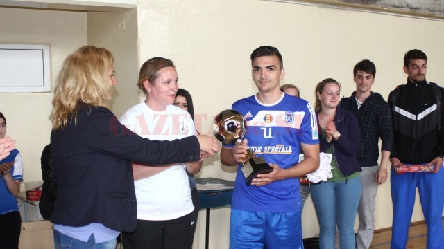 Trofeul pentru echipa câștigătoare a fost primit de căpitanul Ștefăniță Buzatu