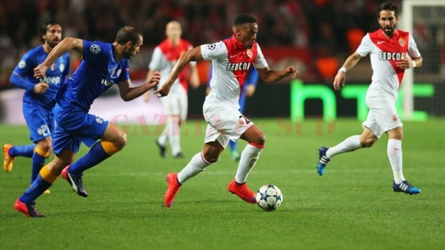 Jucătorii lui AS Monaco (în alb-roşu) nu au găsit drumul spre calificare în meciul Juventus (foto: uefa.com)