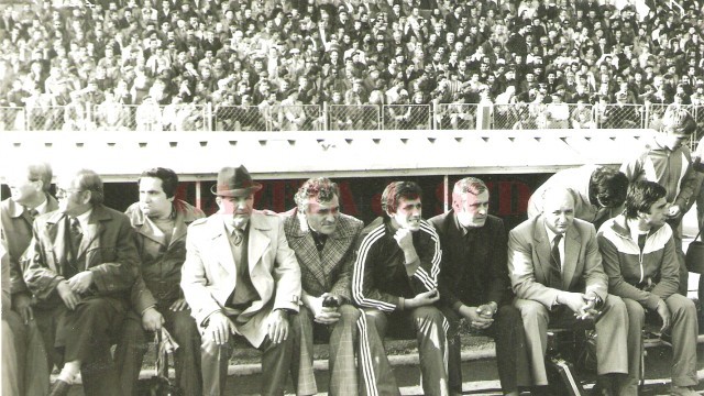 Nicolae Ivan (ultimul din rând), alături de Cornel Stroe (cel din dreapta lui), la un meci din cupele europene pe „Central“, în anii ‘80 (Foto: Arhiva Cornel Stroe)