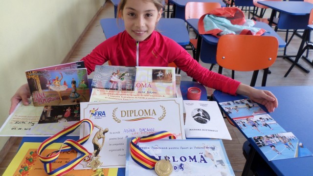 Adina Băcanu are doar 9 ani, dar până acum a făcut mai multe sporturi. Ieri a venit la întâlnire cu diplomele și medalii obținute