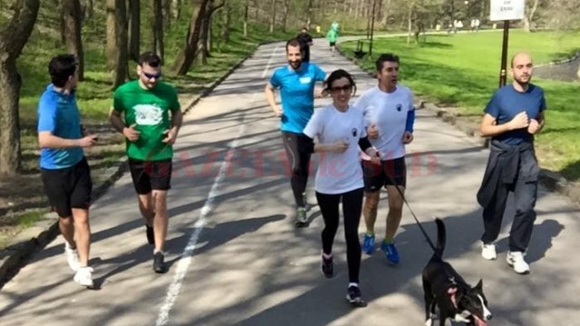 Unii craioveni au venit la alergare însoţiţi de animalele de companie. S-a alergat încet, pe un ritm accesibil tuturor, nepunându-se accent pe latura competitivă, ci pe socializare (foto: Craiova Running Club)
