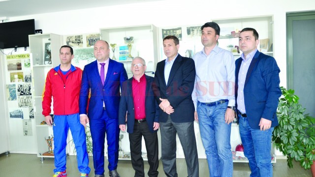 Gheorghe Berceanu (al treilea din stânga) are încredere în noua generaţie de antrenori şi conducători din luptele româneşti (Foto: Claudiu Tudor)