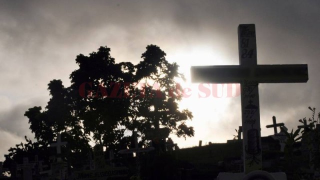 O femeie și-a dat foc în cimitir