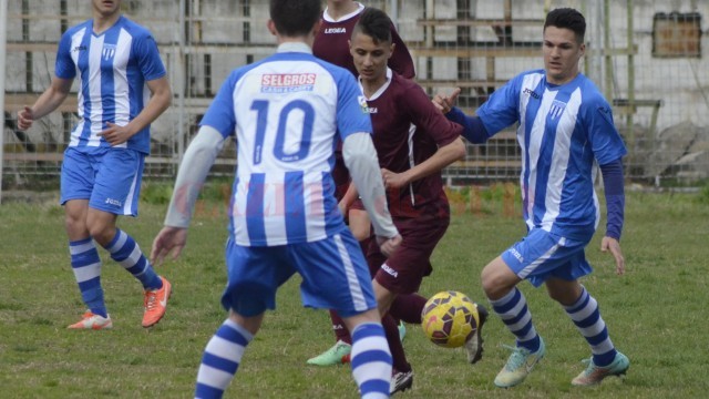 Juniorii craioveni (în albastru) au câștigat duelul cu LPS Târgu Jiu (foto: Alexandru Vîrtosu)