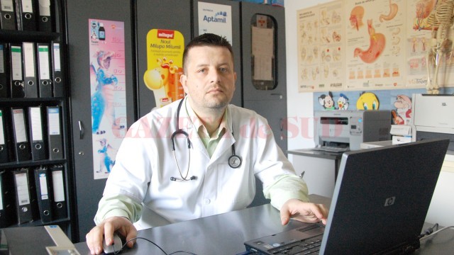 Dr. Iulian Uța, medic primar medicină de familie cu specializare în pediatrie, spune că românii trebuie conștientizați în privința pericolului pe care îl reprezintă automedicația (FOTO: Claudiu Tudor)