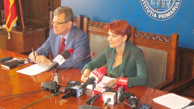 Primarul Craiovei, Lia Olguța Vasilescu, a anunțat semnarea contractului de proiectare  pentru aducțiunea firului II Craiova - Izvarna. Acesta ar urma să fie funcțional din anul 2017. (Foto: Anca Ungurenuş)