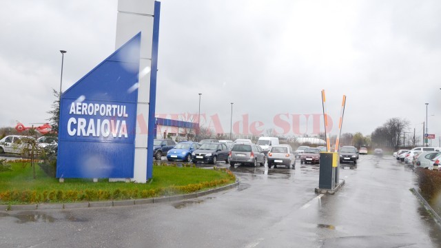 Extinderea parcării Aeroportului Craiova urmează  să fie realizată în continuarea celei existente din zona  terminalului Sosiri (Foto: Anca Ungurenuş)