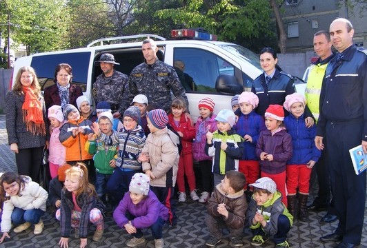 Poliția Română a participat activ la activitățile din cadrul „Săptămânii Altfel”. (Foto: portalsm.ro)