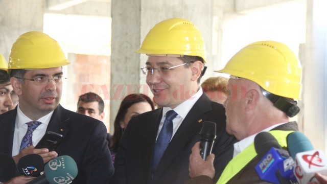 Victor Ponta și ministrul justiției, Robert Cazanciuc (stânga), în vizită pe șantierul noii clădiri a Tribunalului Dolj (FOTO: Traian Mitrache)