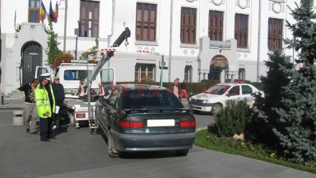 Potrivit legii, agenții Poliției Locale Craiova pot dispune ridicarea mașinilor staționate neregulamentar