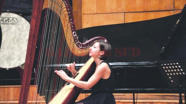 Rozalia Pataki și harpa sa, în lumina scenei (Foto: Arhiva personală Rozalia Pataki)