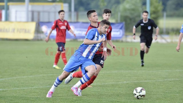 Sergiu Jurj (la minge) a marcat în poarta Chindiei și CSU a terminat pe locul trei campionatul național la juniori B (foto: csuc.ro)