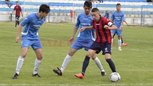 Lucian Scarlat (la minge) a făcut o partidă foarte bună împotriva celor de la CSO Filiaşi (foto: Alexandru Vîrtosu)